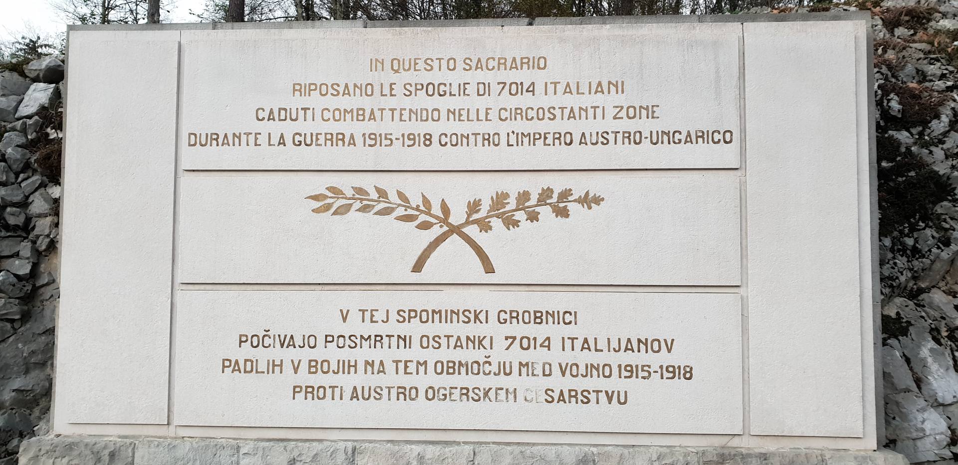 Lapide bilingue italiano-sloveno del sacrario di Kobarid: 7014 italiani caduti 1915-1918