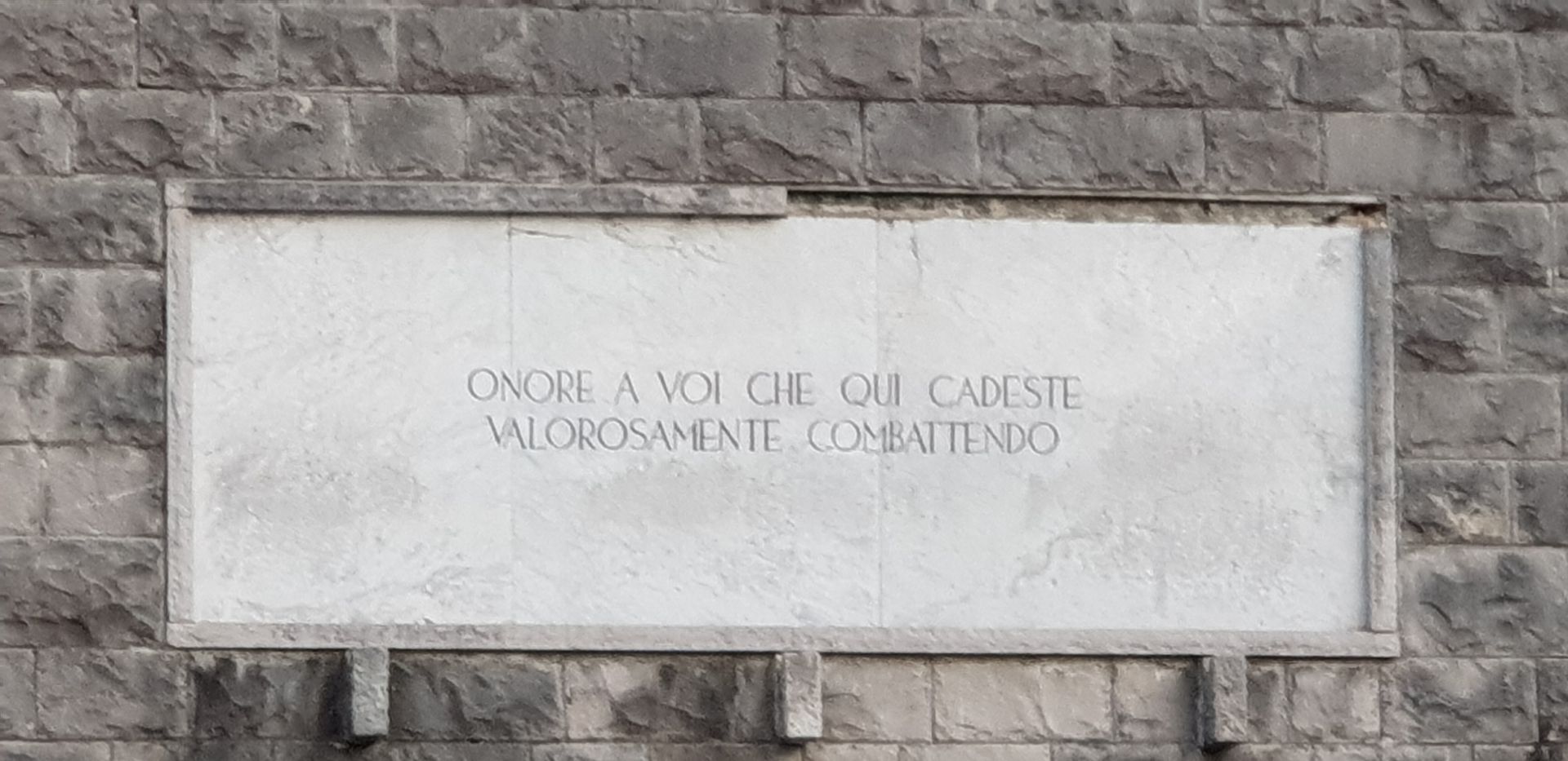 Lapide del sacrario di Kobarid con la scritta Onore a voi