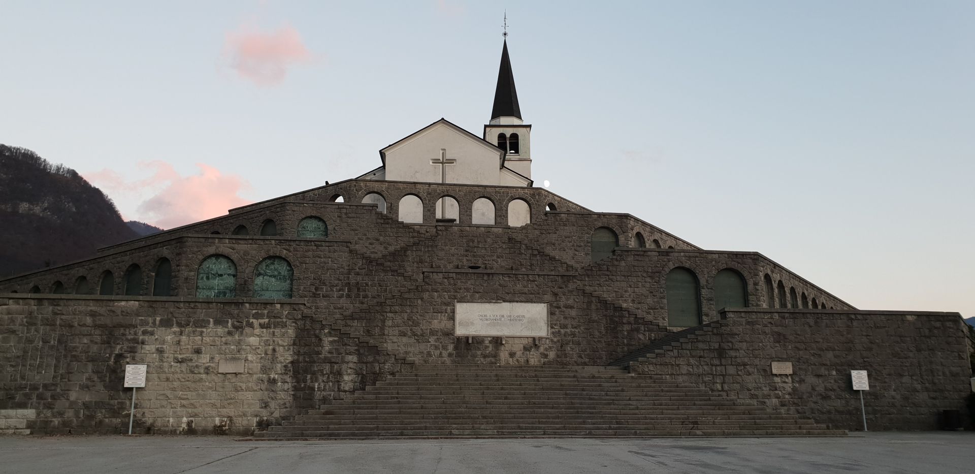 Il sacrario italiano di Kobarid al tramonto, sul colle di Sant&rsquo;Antonio