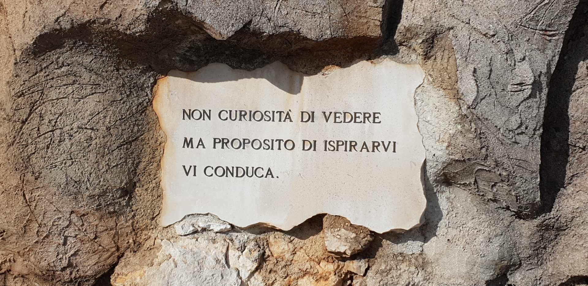 Iscrizione lapidea sul sacrario di Redipuglia: Non curiosita di vedere ma proposito di ispirarvi vi conduca