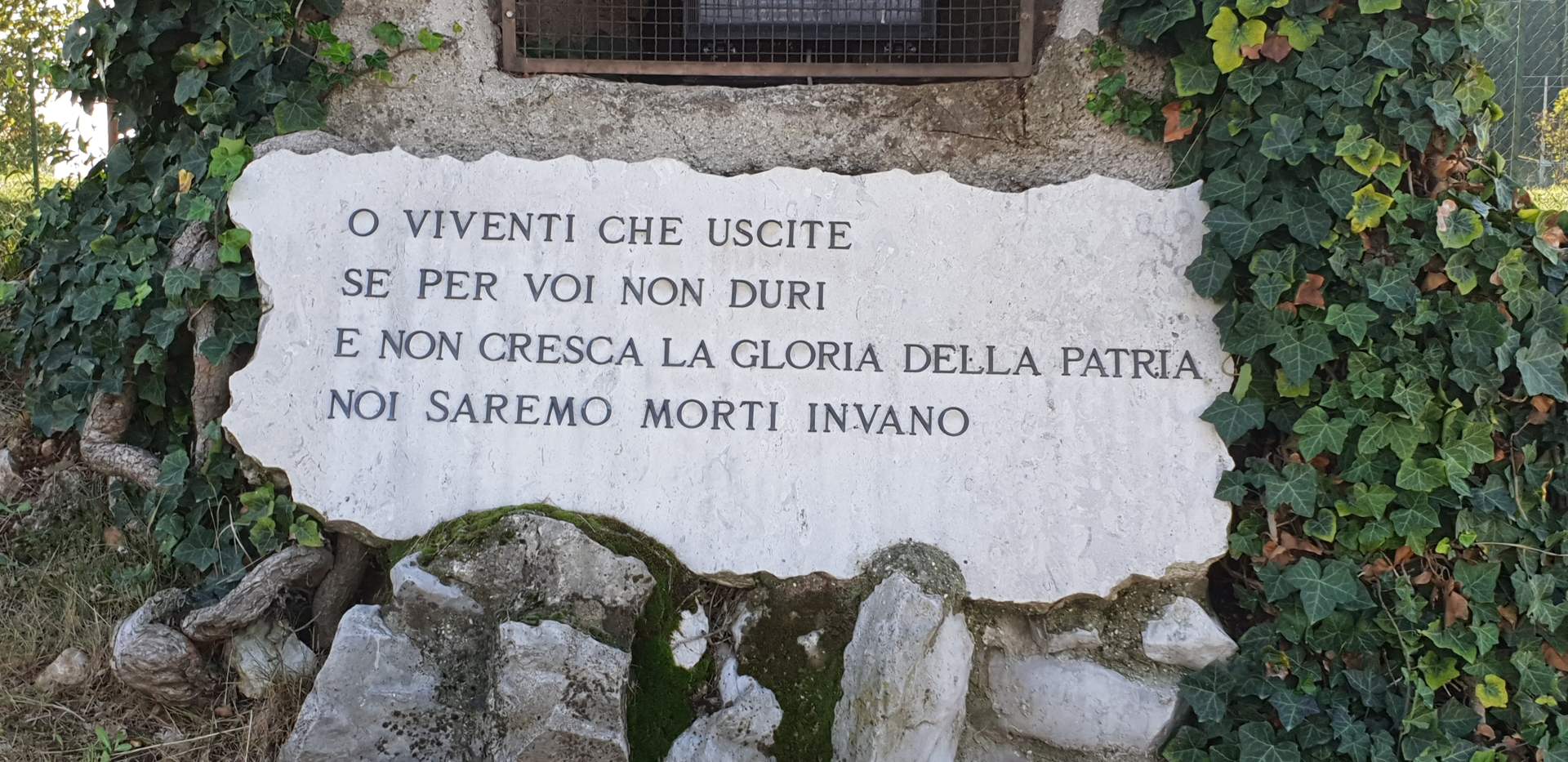 Iscrizione sul sacrario di Redipuglia: O viventi che uscite